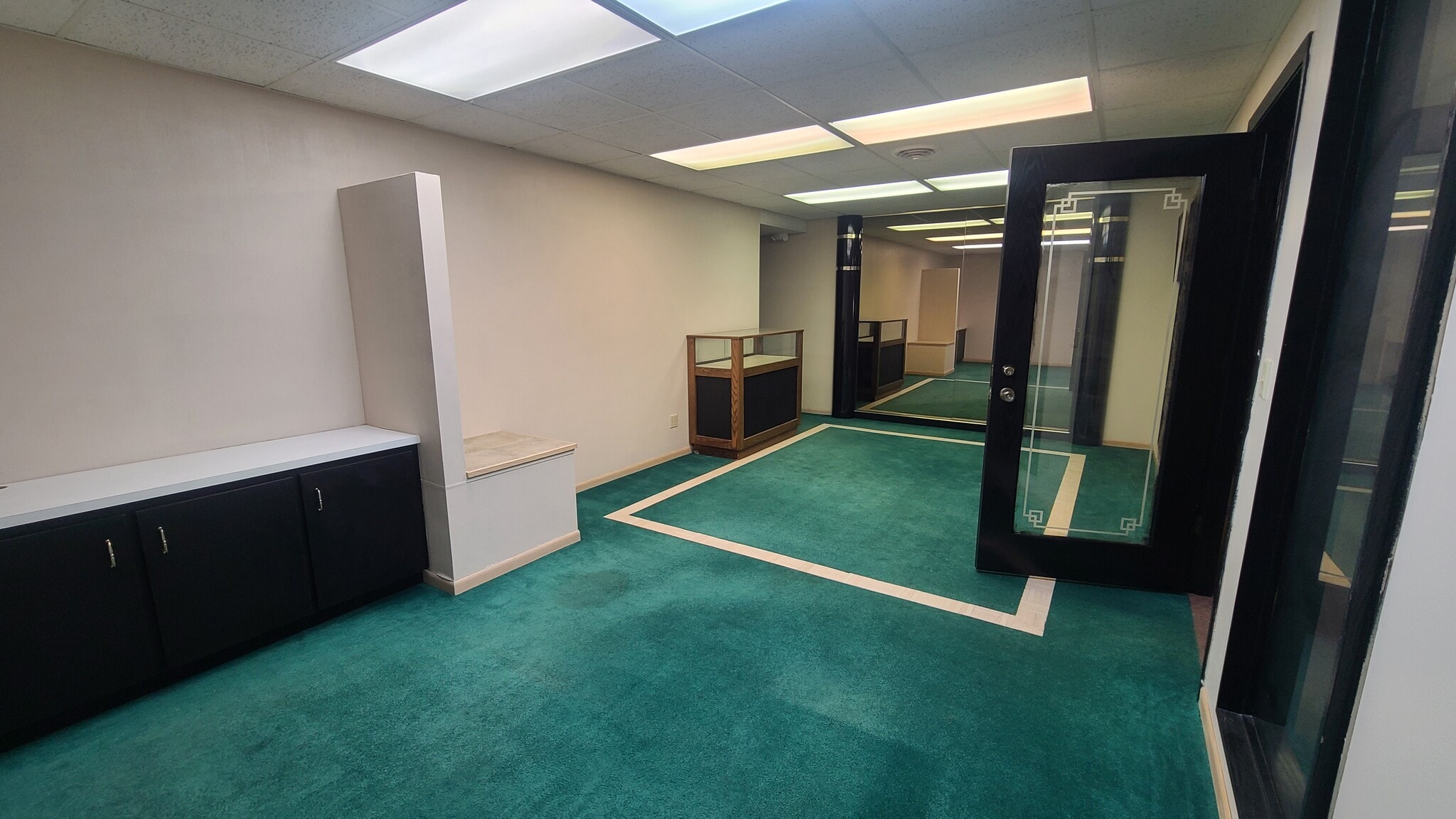 40 1st Ave W, Dickinson, ND for lease Interior Photo- Image 1 of 5