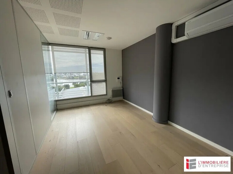 Office in Lorient for lease - Interior Photo - Image 2 of 4