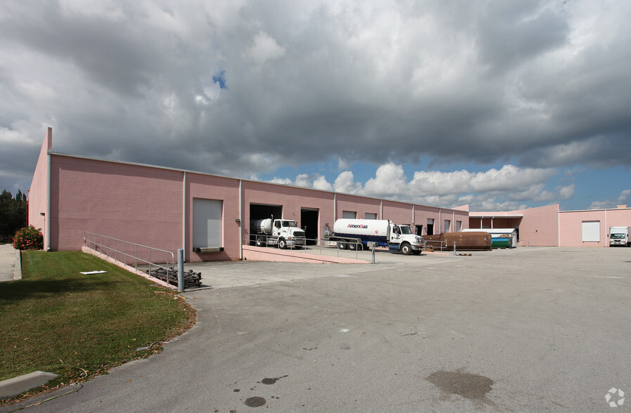 801-821 S Kings Hwy, Fort Pierce, FL for lease - Building Photo - Image 2 of 9