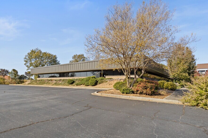 50 Directors Dr, Greenville, SC for lease - Building Photo - Image 3 of 8