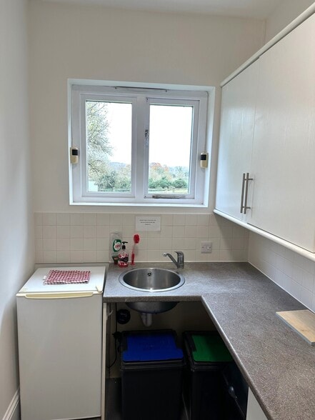 Abbey Barn Ln, High Wycombe for lease - Building Photo - Image 3 of 5