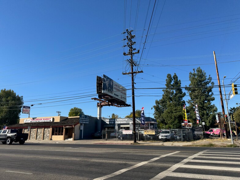 22802 Oxnard St, Woodland Hills, CA for sale - Building Photo - Image 2 of 8