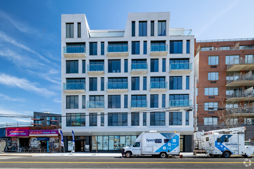 30-05 Vernon Blvd, Astoria, NY for lease - Building Photo - Image 1 of 2