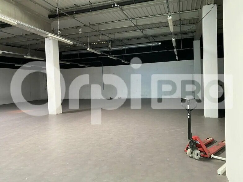 Retail in Nevers for lease - Interior Photo - Image 2 of 6