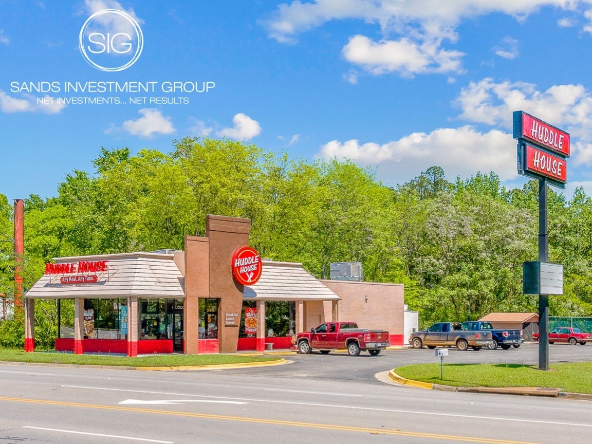 1221 S Harris St, Sandersville, GA 31082