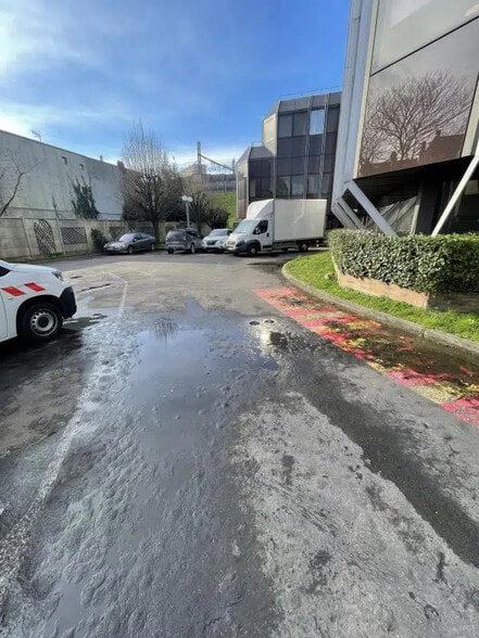 Office in Malakoff for lease - Building Photo - Image 2 of 12