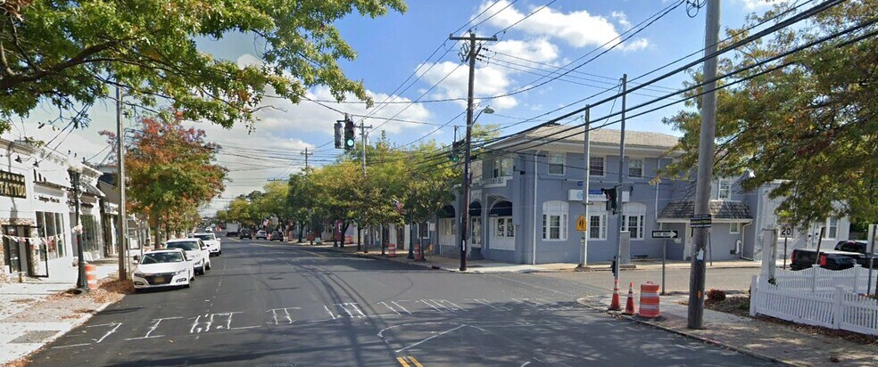 100 W Main St, East Islip, NY for lease - Building Photo - Image 2 of 4
