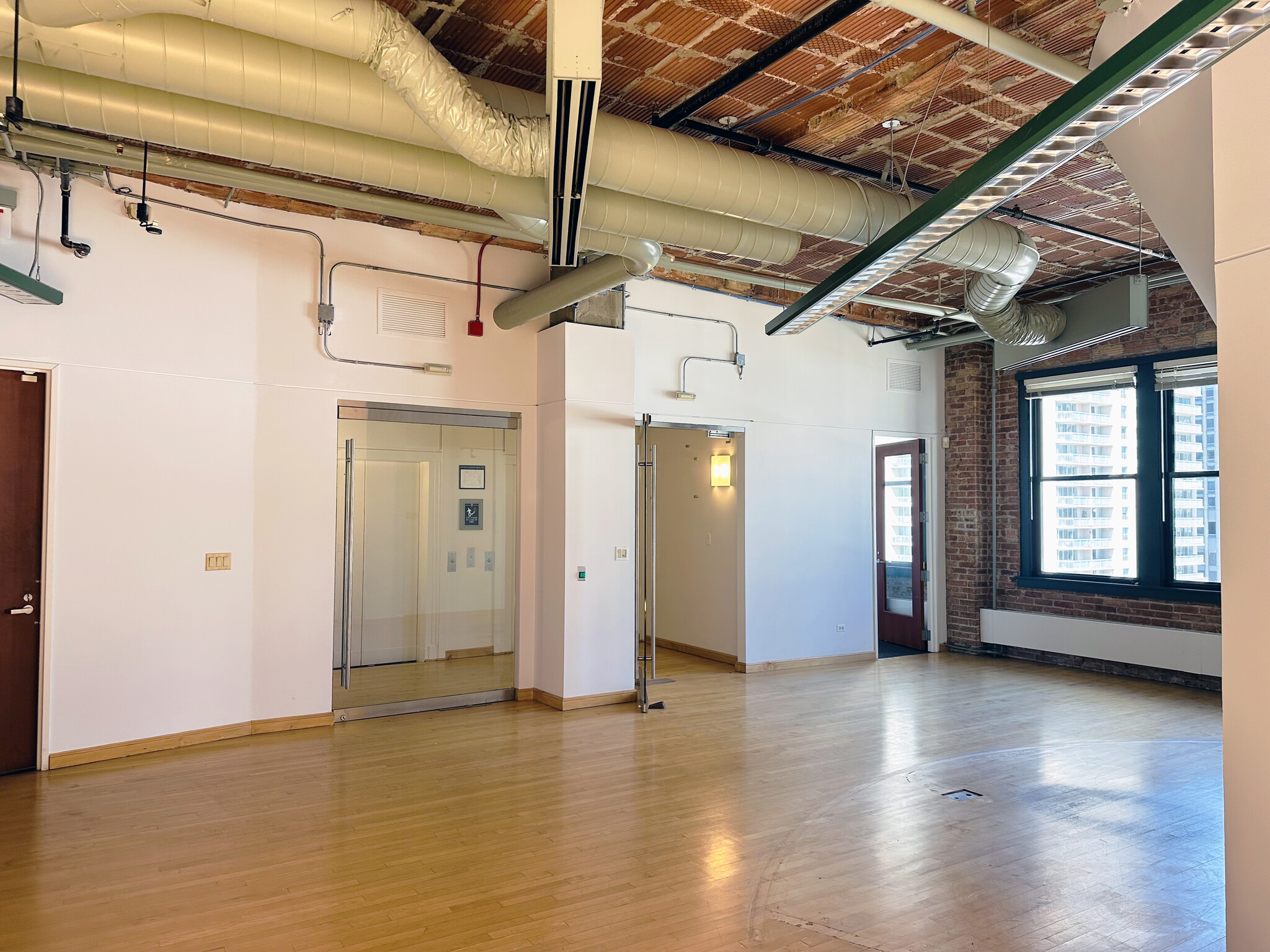 500 N Dearborn St, Chicago, IL for lease Interior Photo- Image 1 of 24