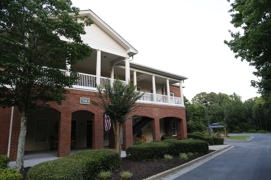 590 W Crossville Rd, Roswell, GA for lease - Building Photo - Image 1 of 26