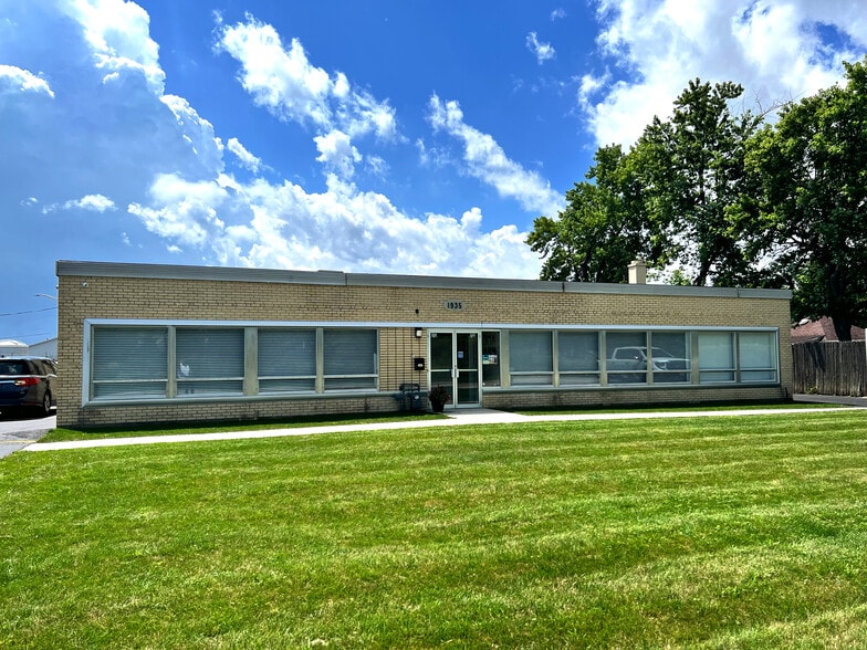 1935 Stanley St, Northbrook, IL for lease - Primary Photo - Image 1 of 5