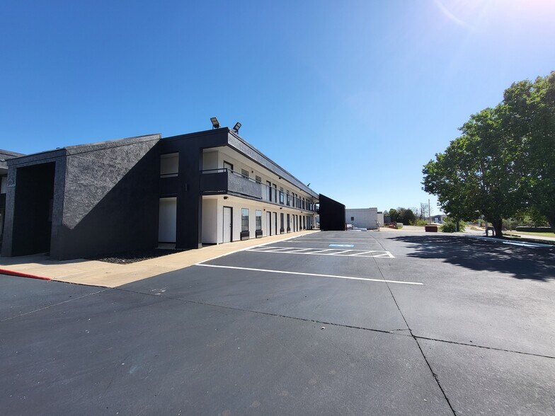 1000 S Futrall Dr, Fayetteville, AR for sale - Building Photo - Image 2 of 17