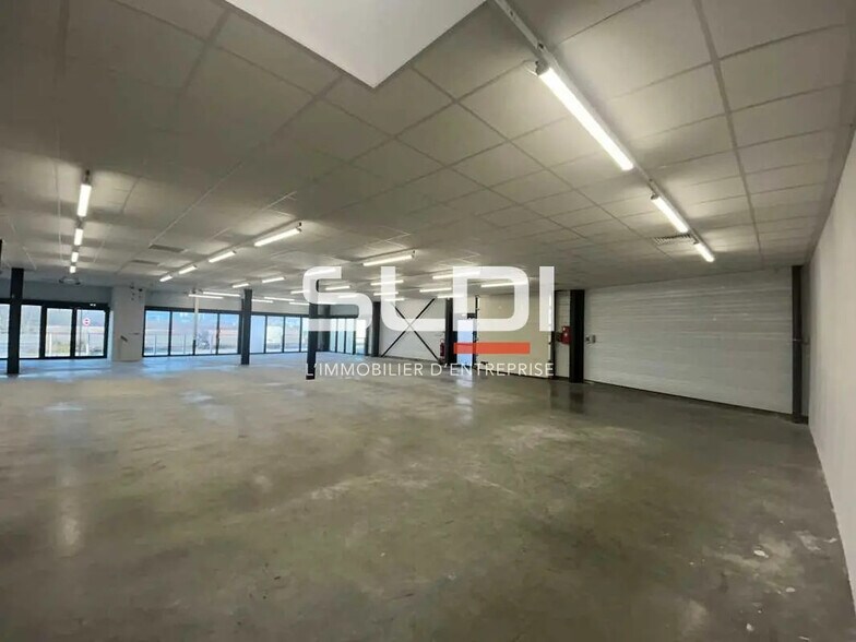 Retail in Genay for lease - Interior Photo - Image 1 of 6