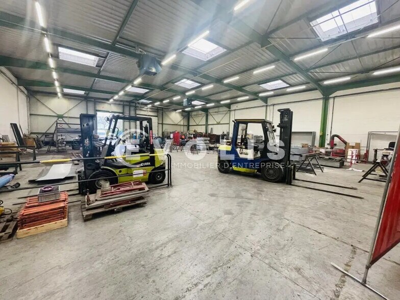 Flex in Saint-Thibault-des-Vignes for lease - Interior Photo - Image 2 of 8