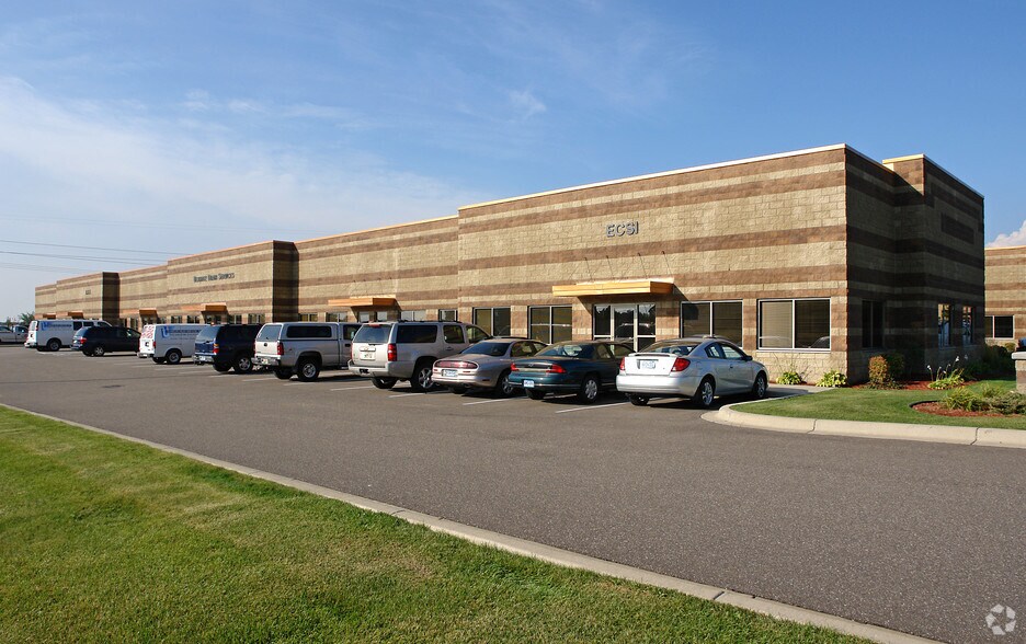 645-667 Hayward Ave N, Oakdale, MN for sale - Primary Photo - Image 1 of 1