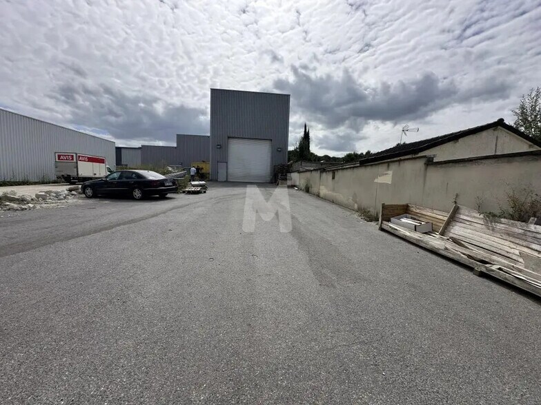 Office in Linas for lease - Building Photo - Image 2 of 9