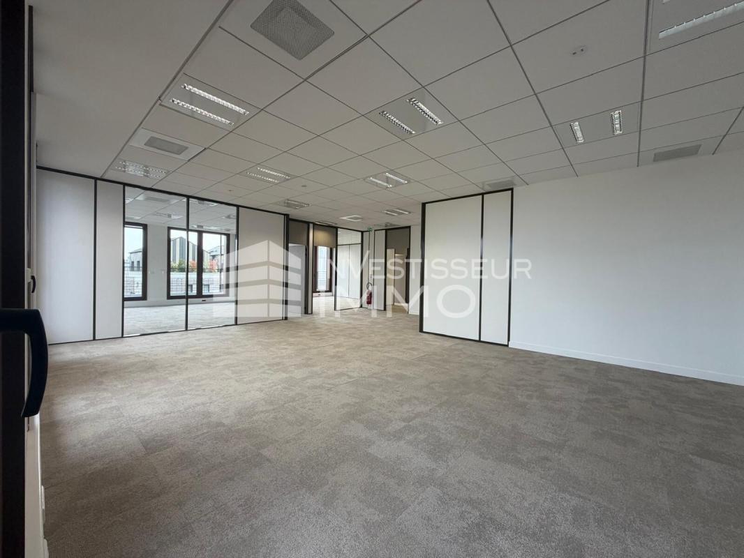 Office in Montevrain for lease Interior Photo- Image 1 of 7