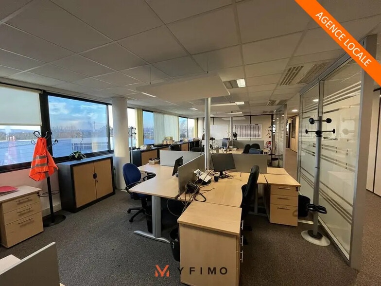 Office in Poissy for lease - Interior Photo - Image 1 of 7