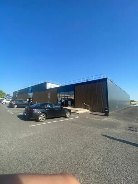 Retail in Langon for lease - Building Photo - Image 2 of 6