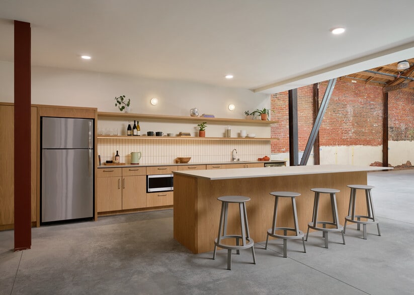 407 Molino St, Los Angeles, CA for lease - Building Photo - Image 2 of 10