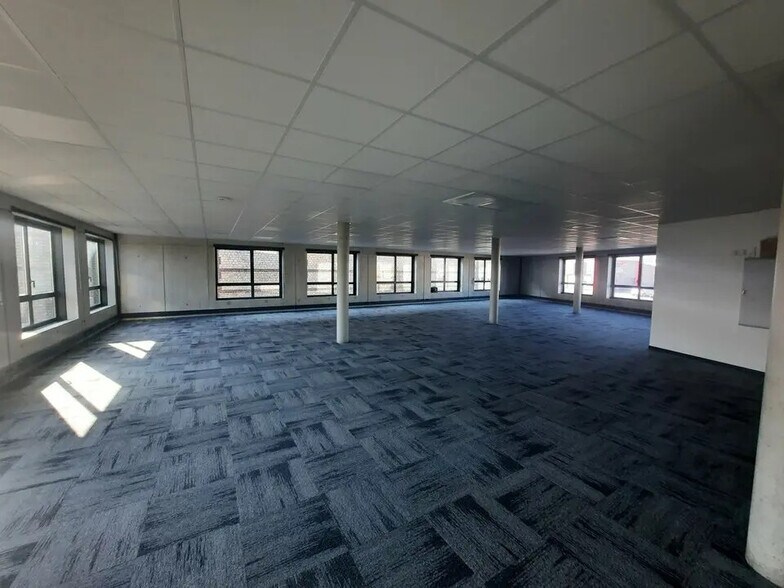 Office in Le Petit-Quevilly for lease - Building Photo - Image 2 of 13