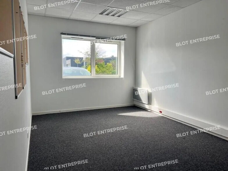 Office in Trégueux for lease - Interior Photo - Image 3 of 3