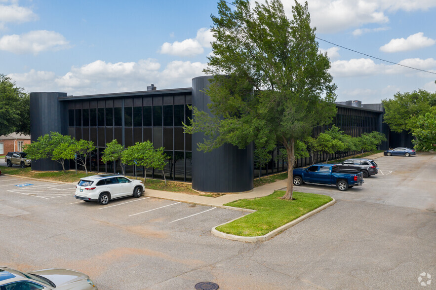 5500 N Western Ave, Oklahoma City, OK for lease - Building Photo - Image 1 of 10