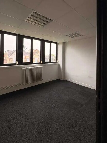 Office in Chantilly for lease - Interior Photo - Image 2 of 4