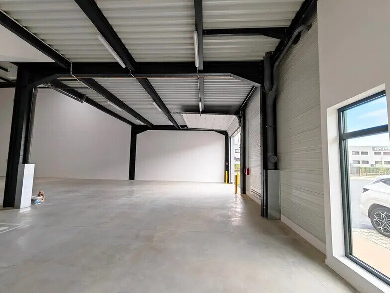 Industrial in Chalifert for lease - Building Photo - Image 3 of 10