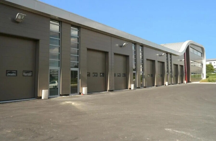Flex in Caen for lease - Building Photo - Image 1 of 8