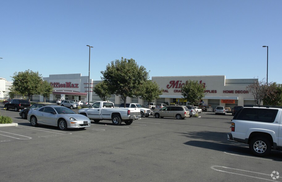 3900 Sisk Rd, Modesto, CA for lease - Primary Photo - Image 1 of 13