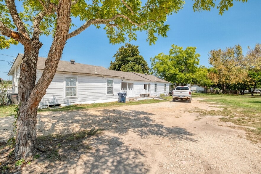 1332 Cameron Ave, Rockdale, TX for sale - Building Photo - Image 2 of 23