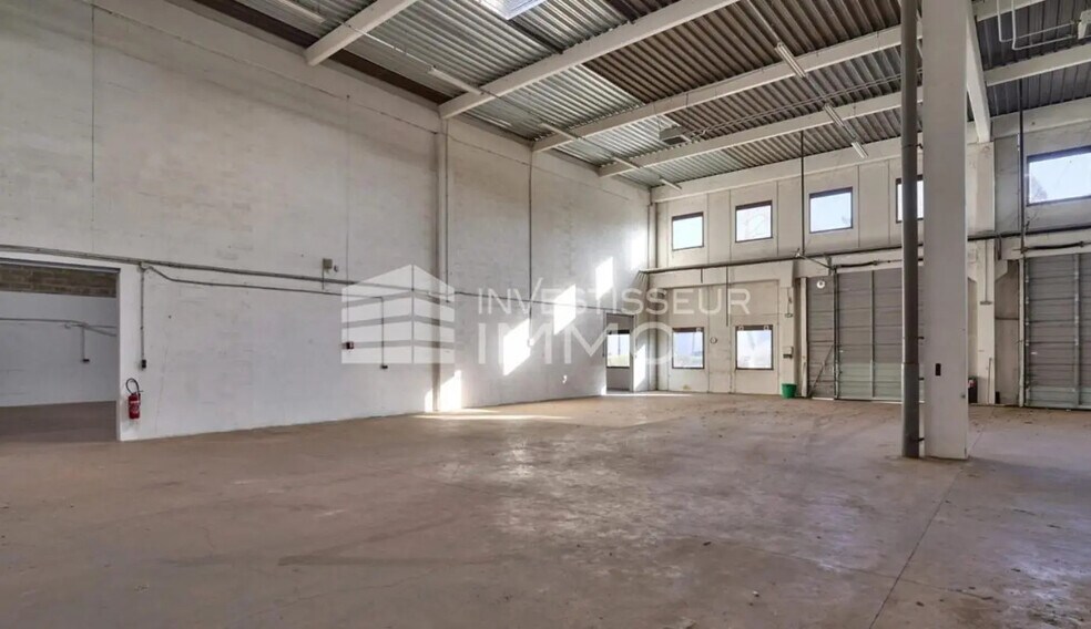 Flex in Lognes for lease - Interior Photo - Image 3 of 6