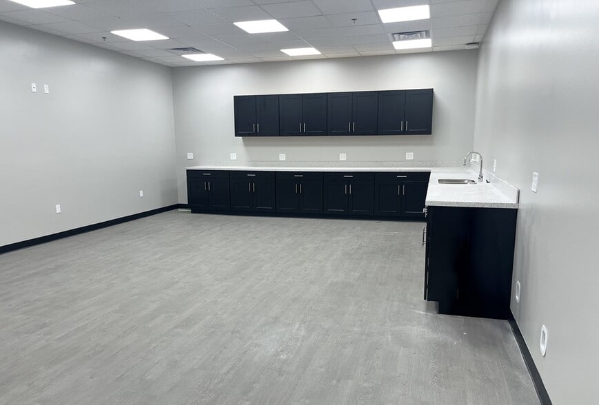 1000 S Elmwood Dr, Mexico, MO for lease - Interior Photo - Image 2 of 5