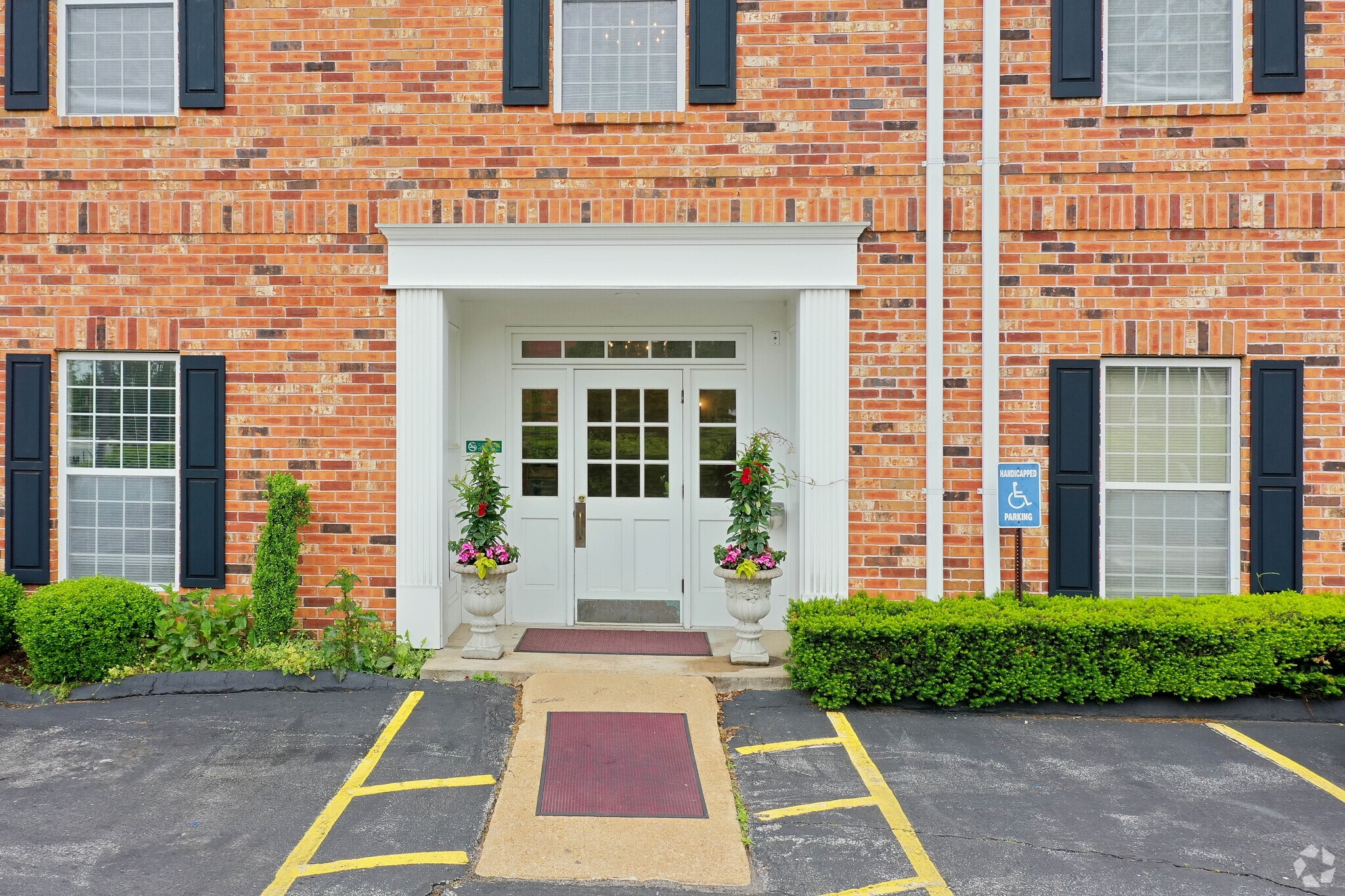 11600 Manchester Rd, Des Peres, MO 63131 Office for Lease