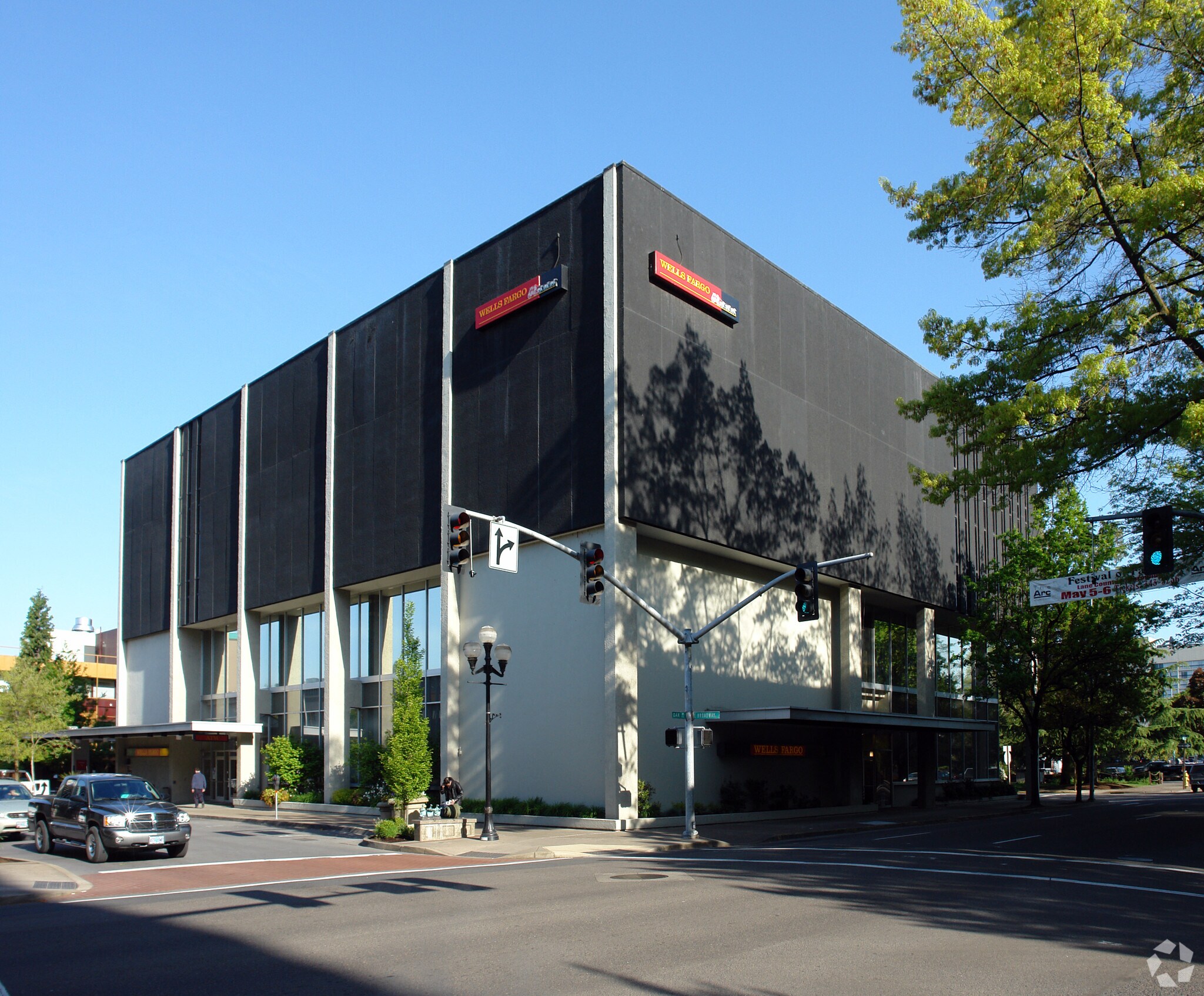 99 E Broadway, Eugene, OR 97401 Wells Fargo Building