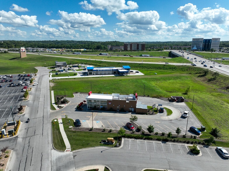 4111 S Little Blue Pky, Independence, MO for sale - Building Photo - Image 3 of 9