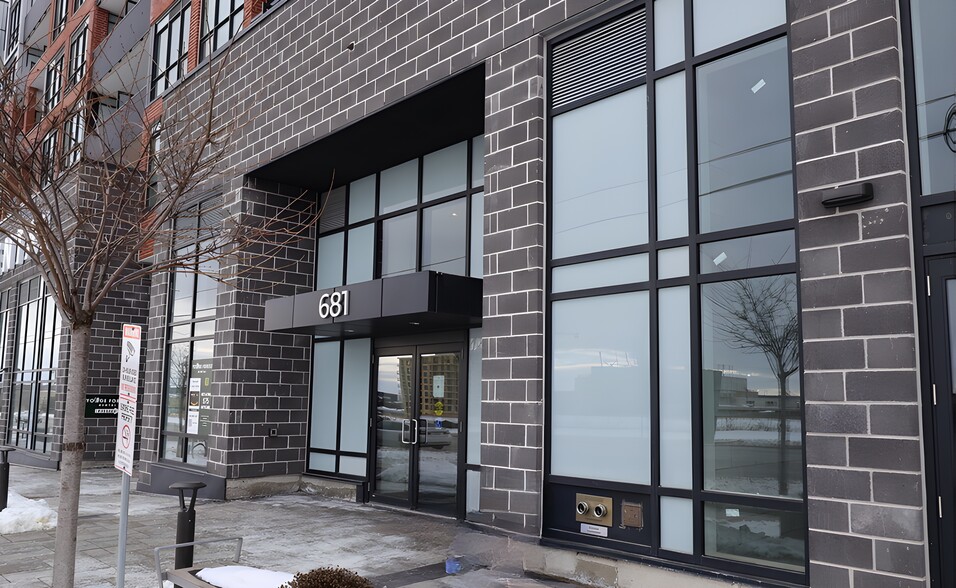 681 Yonge St, Barrie, ON for lease - Building Photo - Image 3 of 15