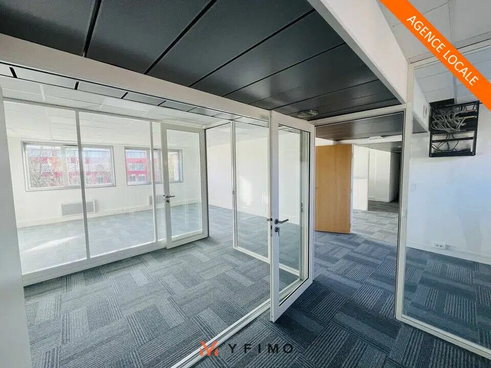 Office in Voisins-le-Bretonneux for lease Interior Photo- Image 1 of 5