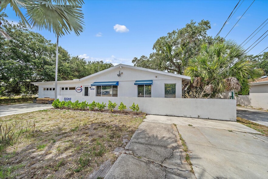 4242 McIntosh Ln, Sarasota, FL for sale - Building Photo - Image 1 of 24