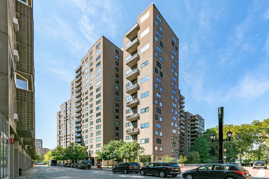 544 Main St, Roosevelt Island, NY for sale - Primary Photo - Image 1 of 1