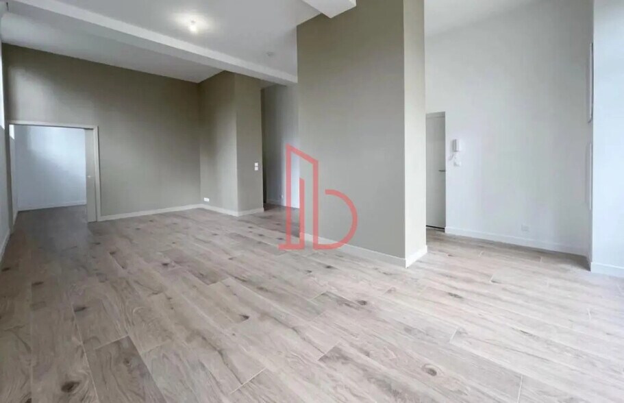 Office in Bordeaux for lease - Interior Photo - Image 3 of 4