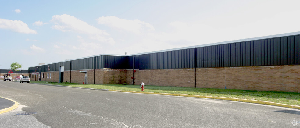 1 Enterprise Pl, Hicksville, NY for lease - Primary Photo - Image 2 of 3