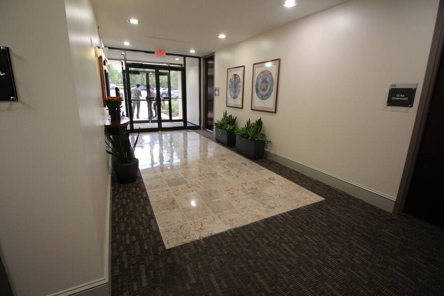 10875 Benson Dr, Overland Park, KS for lease - Interior Photo - Image 3 of 8