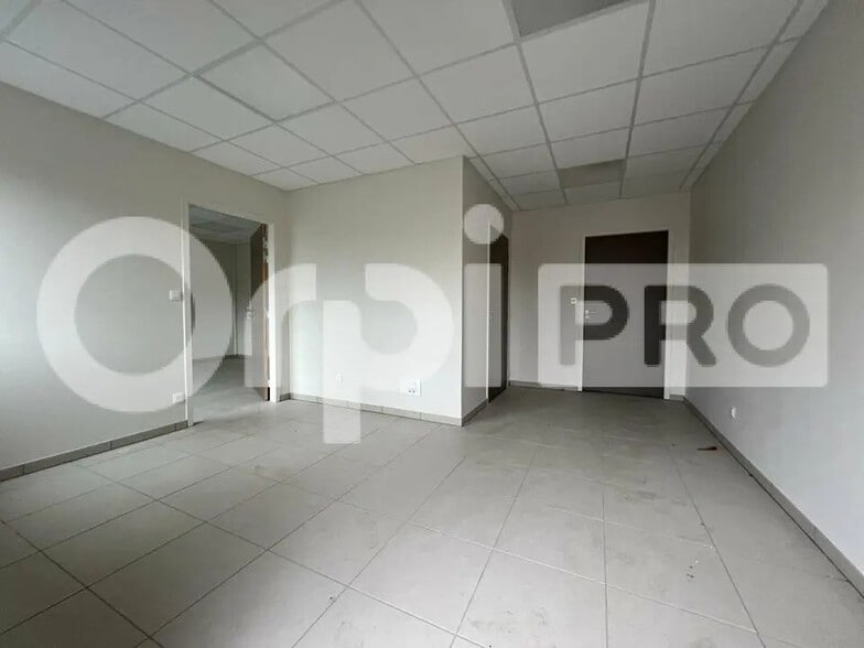 Flex in Vrigny for lease - Interior Photo - Image 3 of 11