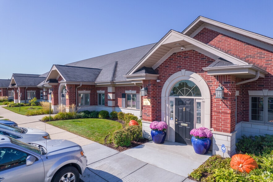 2400 Ravine Way, Glenview, IL for lease - Primary Photo - Image 1 of 8