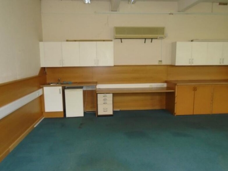 47C Blackborough Rd, Reigate for lease - Interior Photo - Image 2 of 3