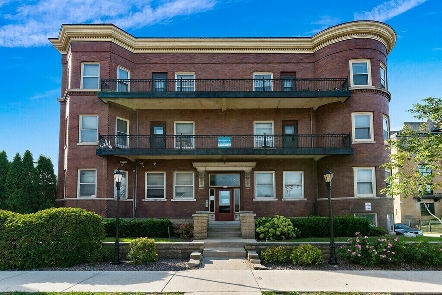 2335 W Wisconsin Ave, Milwaukee, WI for sale - Building Photo - Image 1 of 16