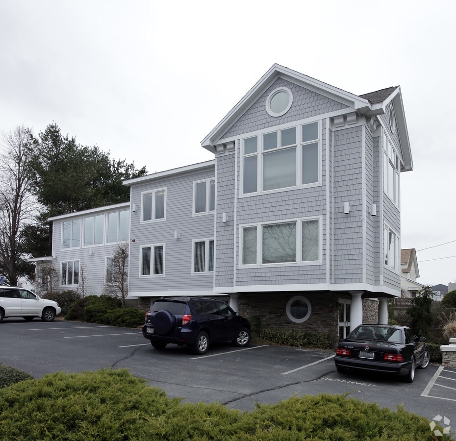 80 Atwood Ave, Cranston, RI 02920
