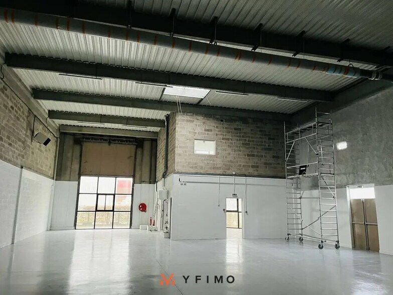 Flex in Coignières for lease - Interior Photo - Image 2 of 4