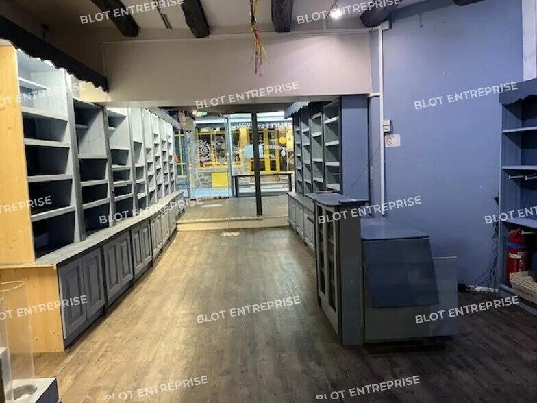 Retail in Vannes for lease - Building Photo - Image 3 of 5